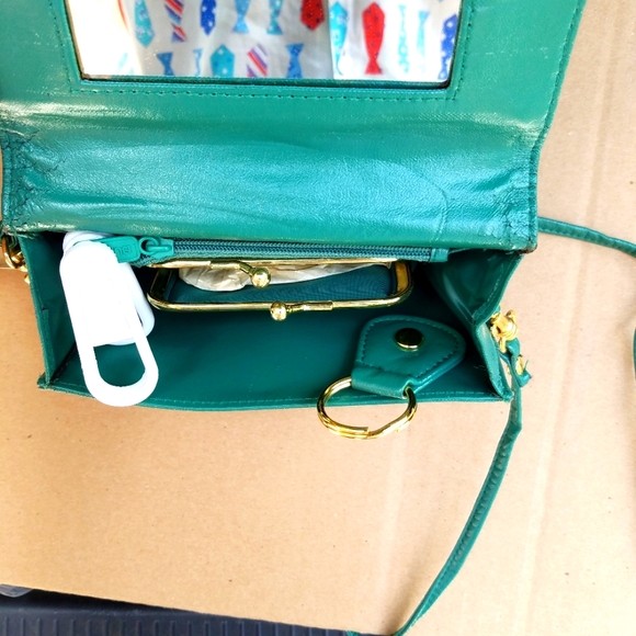 NWT  Leather Purse with Mirror and Inside Zipped Compartments, Key chain Holder - Picture 3 of 9